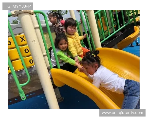 小球迷场边举牌为抗癌爷爷加油,暖心一幕获球员回应 小球迷场边举牌为抗癌爷爷加油,暖心一幕获球员回应