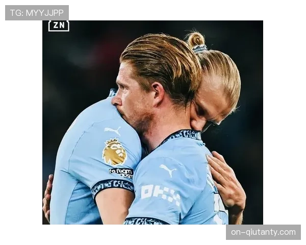 镜头：伊蒂哈德球场雨战中，德布劳内为年轻队友整理球袜