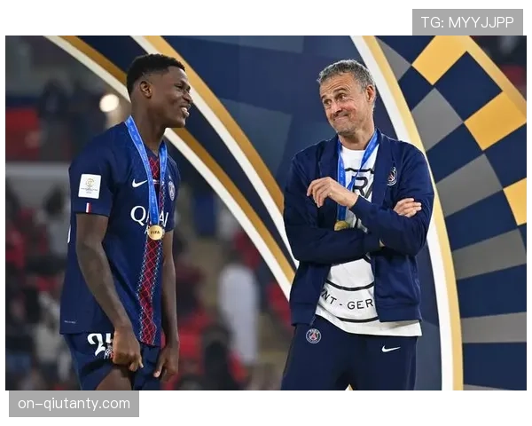 巴黎圣日耳曼官方：努诺-门德斯继续室内恢复训练